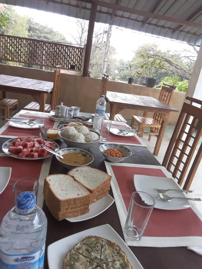 Lake View 담불라 외부 사진